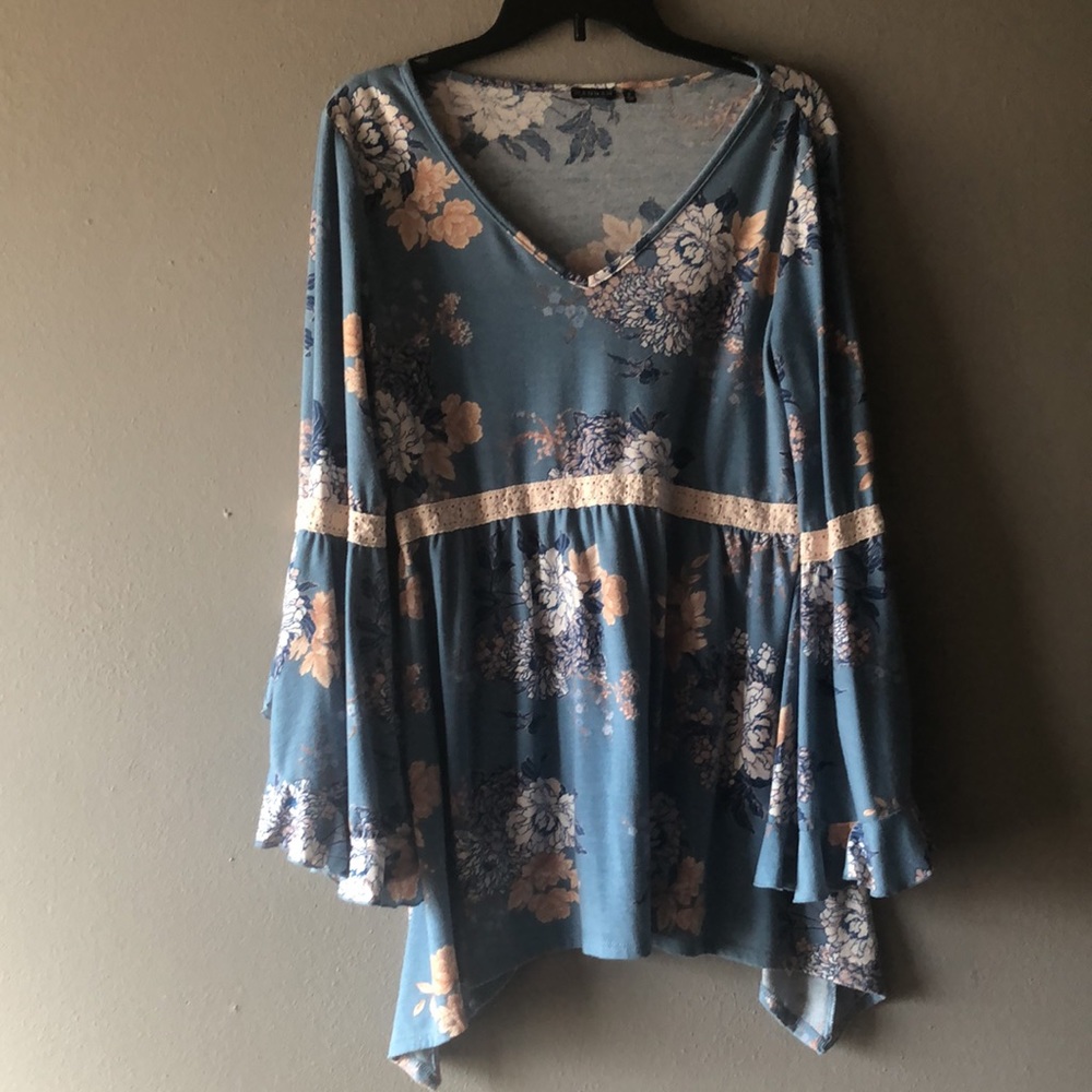SOLD👜👜Hannah top blouse size S but fits more like medium